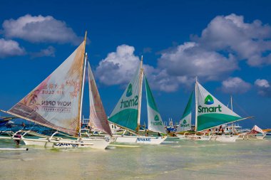 Boracay, Filipinler 'deki White Beach' te tekneler ve turistler, ünlü tropikal yerler..      