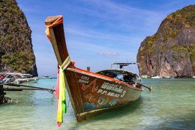 Phi Phi Adaları sahilinde geleneksel tekne.