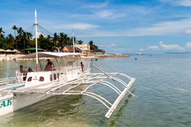 Filipinler 'in Mactan Adası' ndaki Marigondon 'da Banyo Plajı' nda katamaran.
