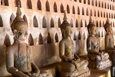 Vientiane, Laos 'taki Budist tapınağı Wat Si Saket' te sıra sıra Buda heykelleri.