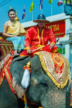 Ayutthaya, Tayland 'da kutlama sırasında fillere binen Asyalılar 