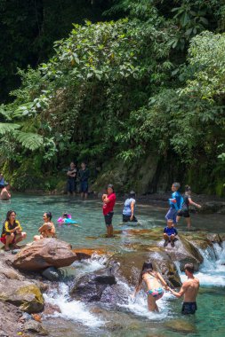 Tuasan Şelalesi, Camiguin, Filipinler - 24 Nisan 2018: Nehir ve Tuasan Şelalesinin güzel manzarası 