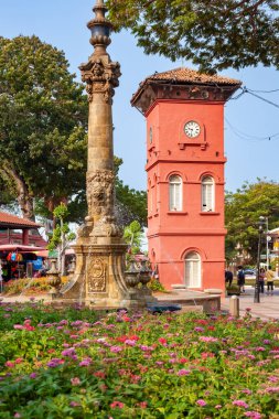 Melaka 'daki tarihi saat kulesinin yanındaki renkli çiçekler.