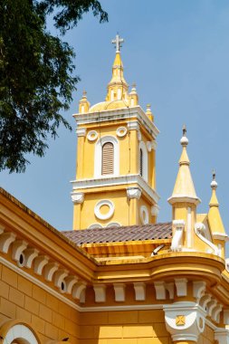 Ayutthaya, Tayland 'daki St. Joseph Kilisesi' nin sarı cephesi.. 