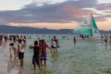 Boracay, Filipinler - 08 Nisan 2018: Günbatımında White Beach 'te turistler            