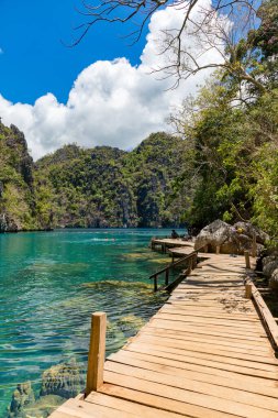 Coron Palawan, Filipinler - 12 Nisan 2018 Kayangan Gölü 'nün güzel ve berrak suları           
