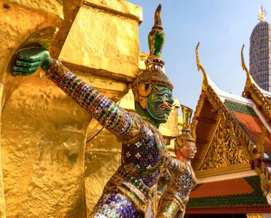 Wat Phra Kaew 'da (Zümrüt Buda Tapınağı), Tayland' ın Bangkok kentindeki Büyük Saray kompleksi içinde bulunan bir pagoda tabanı taşıyan devler.. 