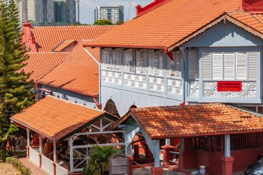 Melaka 'da turuncu çatılı geleneksel mimari bina