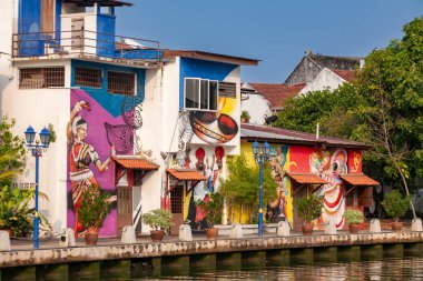 Melaka nehri boyunca binalarda renkli duvar resimleri