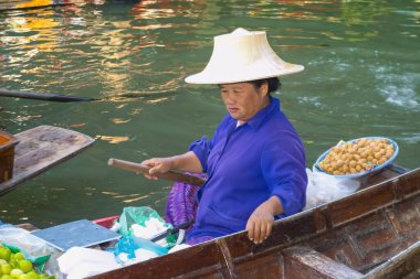 Kalabalık Yüzen Pazarda Teknelerde Çalışan Yiyecek ve Meyve Satıcılarının Yakın Çekimi