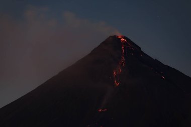 Mayon Albayı Filipinler 'in manzarası. 07 Mart 2018. Mayon Volkanı. Gece 2018' deki patlama sırasında. 