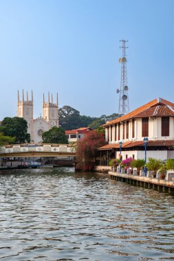 Binalar ve ağaçlarla Melaka nehrinin manzarası