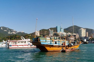 Geleneksel gemi Hong Kong limanında.