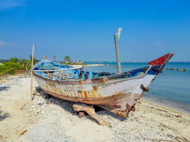 Jepara Endonezya 'nın kumlu sahilinde terk edilmiş bir tekne.