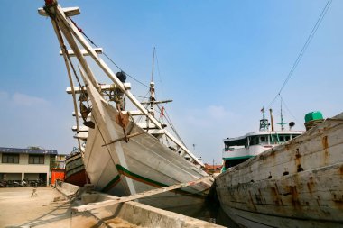 Eski Cakarta limanı Sunda Kelapa, Endonezya 'da Pinis olarak bilinen geleneksel ahşap yelkenli gemiler.