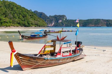 Phi Phi adası sahilinde geleneksel tekneler