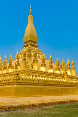 Vientiane, Laos - 17 Şubat 2018: Pha Luang, altın kaplı bir stupa, genellikle Laos 'taki en önemli ulusal anıt olarak kabul edilir.