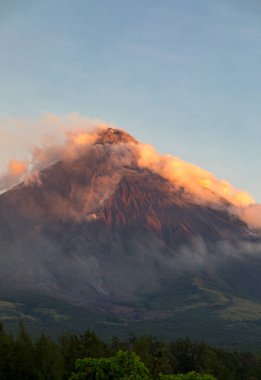 Mayon Albayı Filipinler 'in manzarası. 07 Mart 2018. Mayon Volkanı. Gece 2018' deki patlama sırasında. 