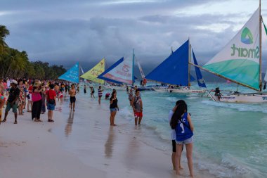 Boracay, Filipinler - 08 Nisan 2018: Günbatımında White Beach 'te turistler            