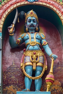 Renkli mavi derili tanrı heykeli kılıç ve topuz taşıyor, Küçük Hindistan, Singapur