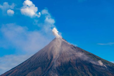 2018 patlaması sırasında Filipinler, Albay 'daki Mayon Dağı manzarası