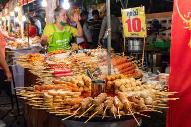 Tayland, Phuket-: tanımlanamayan insanlar akşamları markette yiyecek satıyorlar. Sokak yemeği. 