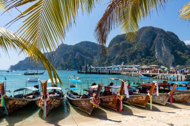 Phi Phi adası sahilinde geleneksel tekneler