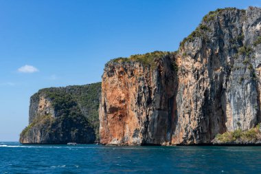 Tayland 'da kayalık uçurumlar ve berrak mavi sular