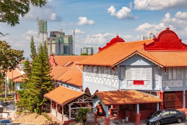 Melaka 'da parlak gökyüzü altında renkli binalar