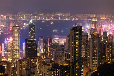 Hong Kong şehrinin gökyüzü gece görüşü