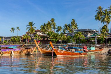 phi phi Adası'nda geleneksel longtail tekneler
