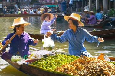 Tayland Yüzen Pazarı 'nın Kalbinde Ticaret ve Turizm