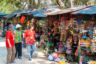 Üç kadın açık hava marketlerinde renkli el sanatları yapıyor, Tayland, Yengeç.
