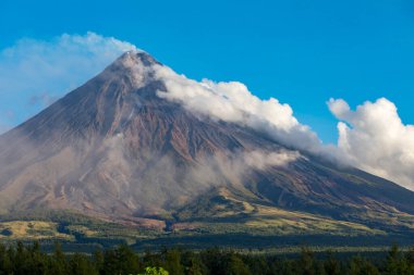 2018 patlaması sırasında Filipinler, Albay 'daki Mayon Dağı manzarası