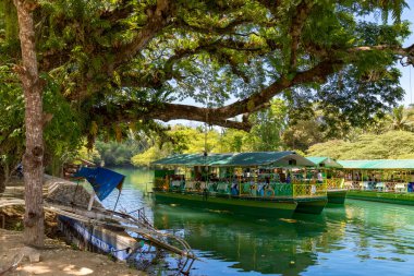 Bohol, Filipinler - 19 Nisan 2018 Loboc nehrinde yüzen restoranlar.