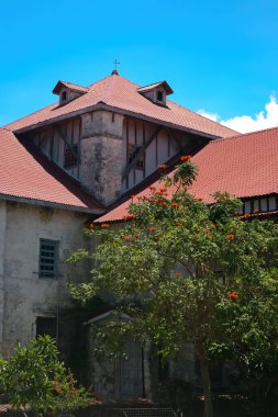 Bohol 'daki tarihi bina açık mavi gökyüzünün altında