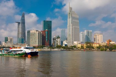 Ho Chi Minh Şehri Saigon Nehri 'nin karşısındaki Bitexco Finans Kulesi ile Skyline
