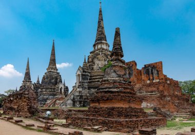 Wat Phra Si Santhe mavi gökyüzüne karşı, Tayland 'daki Ayutthaya Tarihi Parkı içinde bir Budist tapınağı.. 