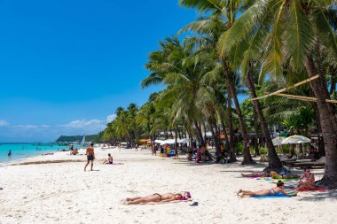Filipinler 'deki Boracay Adası' nda dinlenen turistler.        