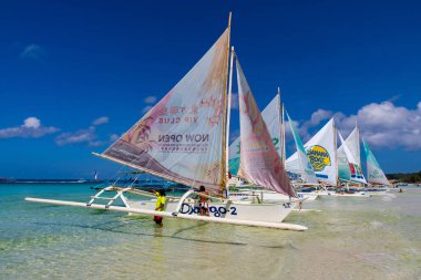 Boracay, Filipinler 'deki White Beach' in tekneleri ve berrak turkuaz suyu.        