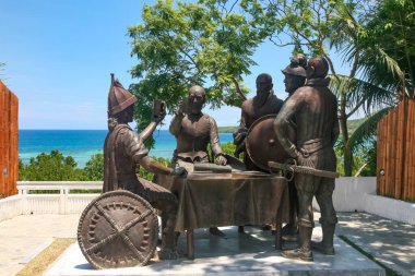 Okyanus yakınlarındaki bronz heykeller, Filipinler Bohol 