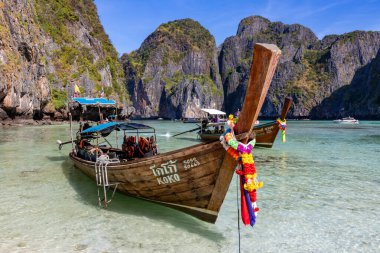 Phi Phi Adası Krabi Tayland 30 Ocak 2016 Pileh Gölü 'nde tekne ve turistler yüzmek için neredeyse tamamen kapalı bir bölge..