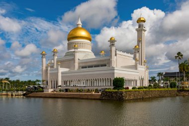 Brunei Darussalam, Bandar Seri Begawan - 17 Mart 2018: Brunei 'nin en önemli camilerinden biri olan Majestic Sultan Omar Ali Seydien Camii.