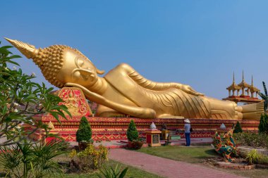 Wat That Khao, Laos 'taki büyük altın uzanan Buda heykeli.