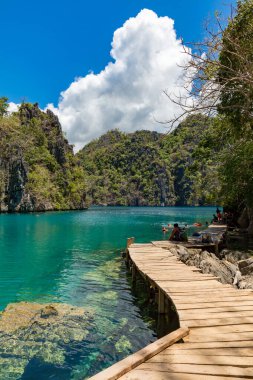Coron Palawan Filipinleri 12 Nisan 2018 Cyc plajındaki genel doğa manzarası