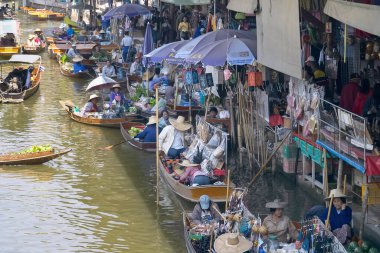Tayland Yüzen Pazarı 'nın Kalbinde Ticaret ve Turizm