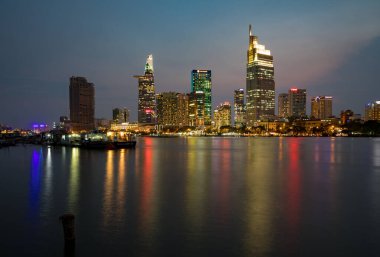 Bitexco Finans Kulesi ile Ho Chi Minh City Skyline Gece Saigon Nehri 'ne yansıdı, Vietnam