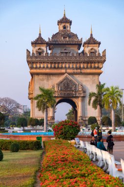 parlak çiçekler ve Patuxai Zafer Kapısı, Vientiane, Laos 'un kalbinde bulunan önemli bir savaş anıtı.. 