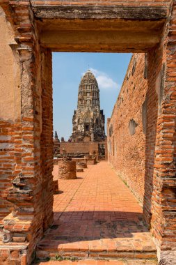  Ayutthaya, Tayland 'daki Wat Ratchaburana tapınağının ana görüntüsü, bir kapı aralığı tarafından çerçevelenmiş.. 