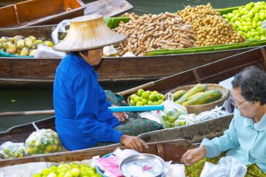 Turist ve Tedarikçilerle Dolu Tekneler Yüzen Markette Tropikal Meyve Satıyor